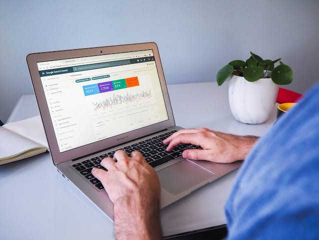 Robôs de busca analisando a internet